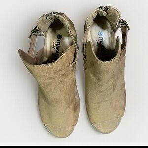 Makalu Tan Peep Toe Booties Size 7.5